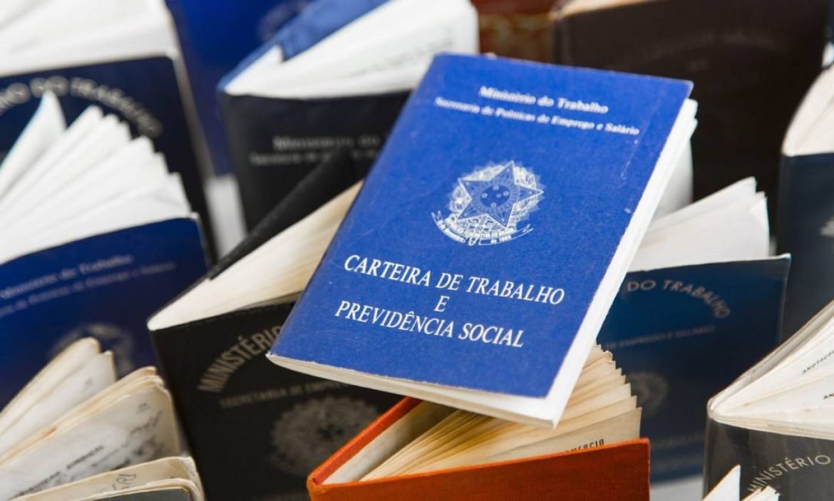 67534943_EC-Rio-de-Janeiro-RJ-05-05-2017Fotos-de-arquivo-sobre-carteira-de-trabalho-Ministeri