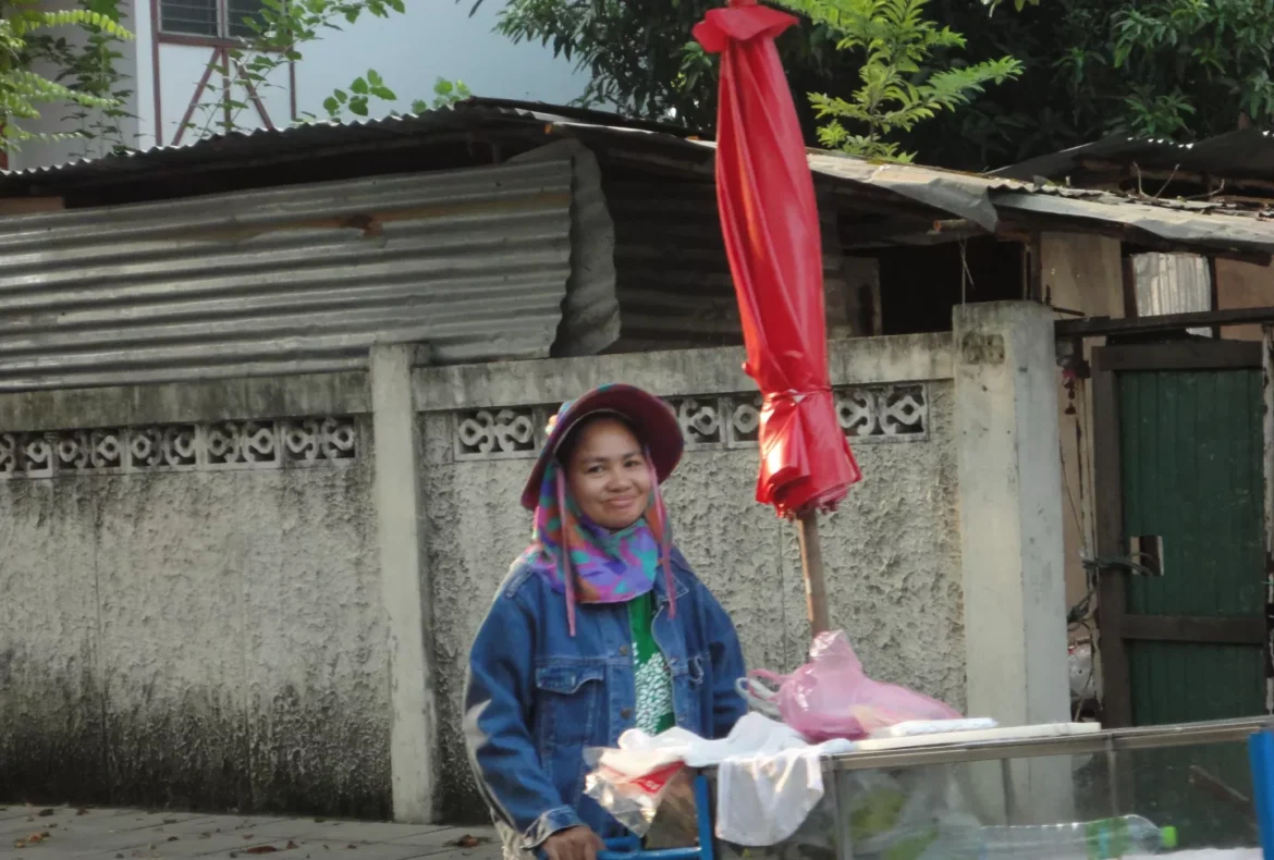 Vendedor ambulante em Bangkok, Tailândia. Em todo o mundo, vendedores ambulantes provavelmente não são cobertos por nenhum esquema de proteção social.